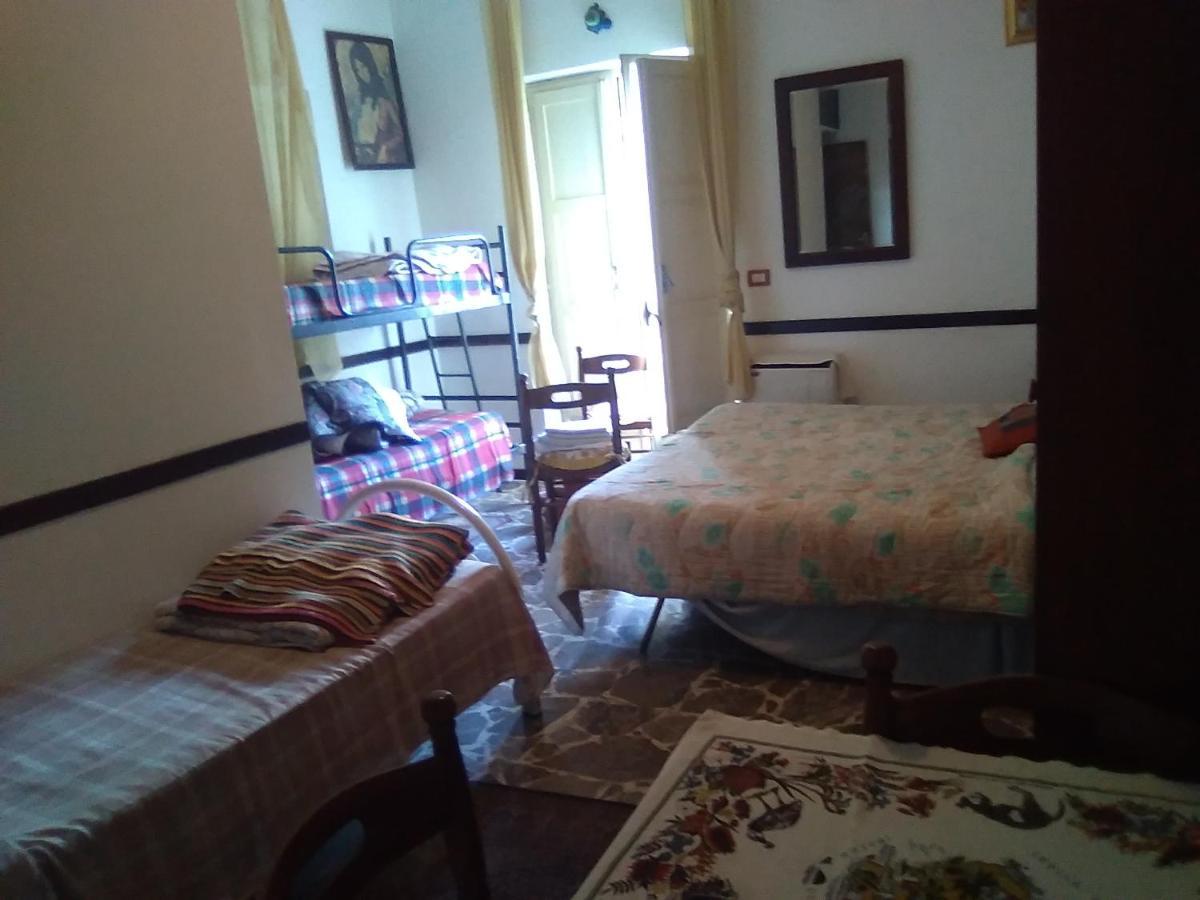 Room In Guest Room - Single Room With Shared Bathroom Taormina Dış mekan fotoğraf