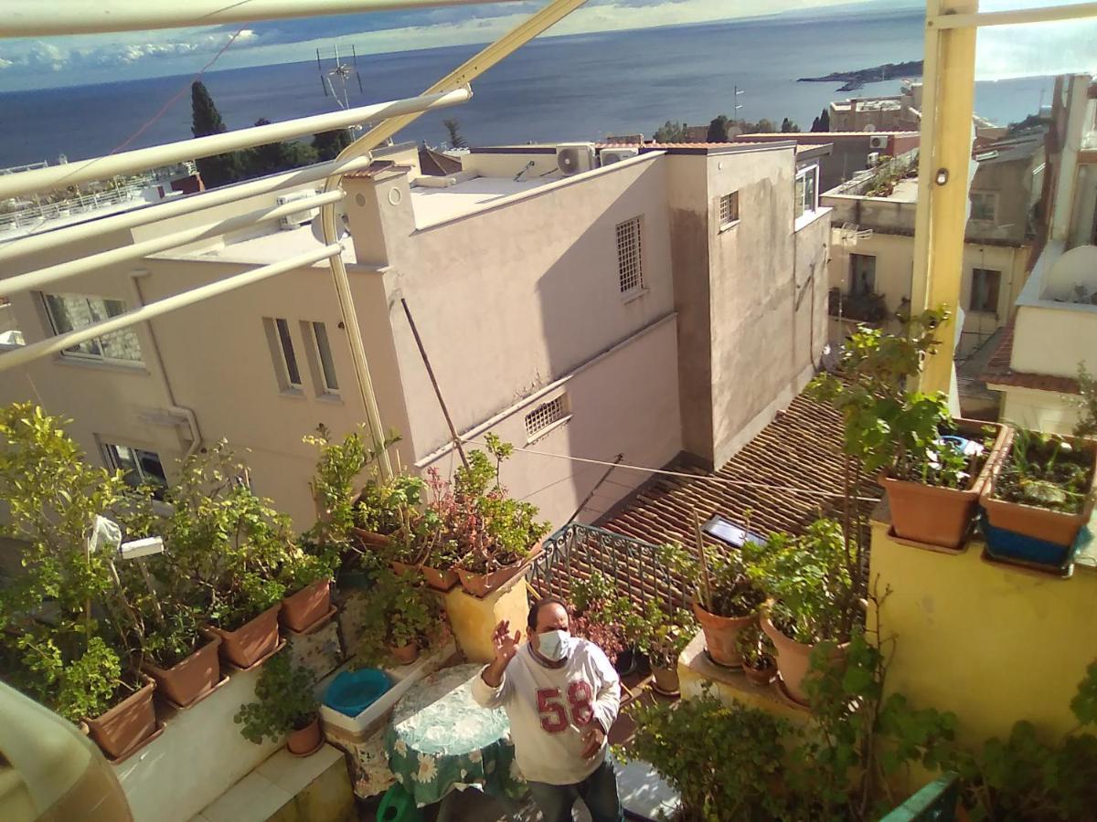 Room In Guest Room - Single Room With Shared Bathroom Taormina Dış mekan fotoğraf
