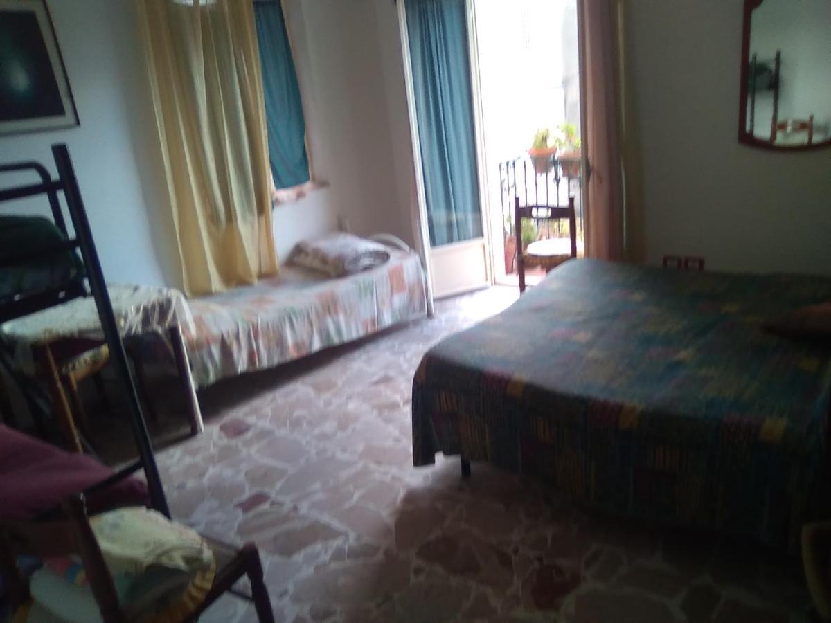 Room In Guest Room - Single Room With Shared Bathroom Taormina Dış mekan fotoğraf